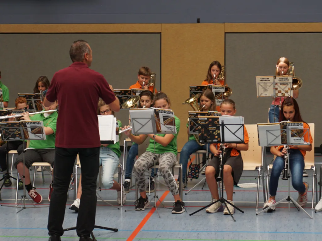 Dirigent leitet das Orchester vor dem Publikum.